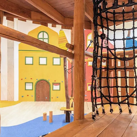 6 Person In Apartament