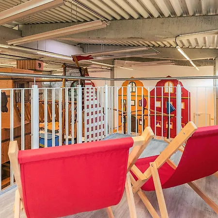 6 Person In Apartament